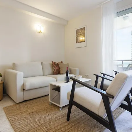 Beachfront With Terrace And Seaviews * Фуэнхирола